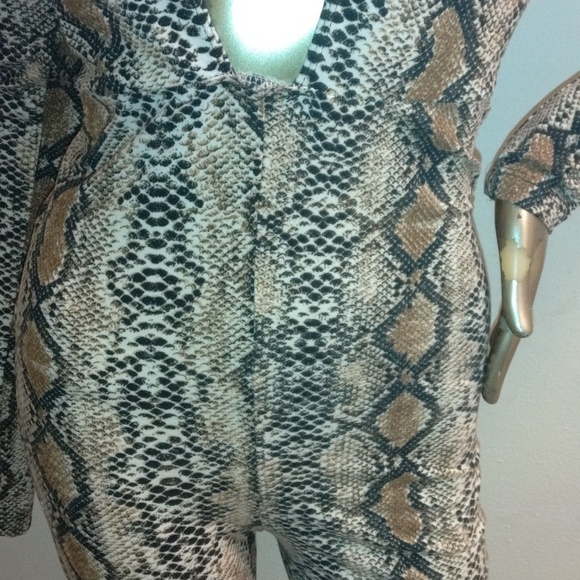 Daisy snakeskin body with open v-neck lining open breast size medium - Picture 6 of 12